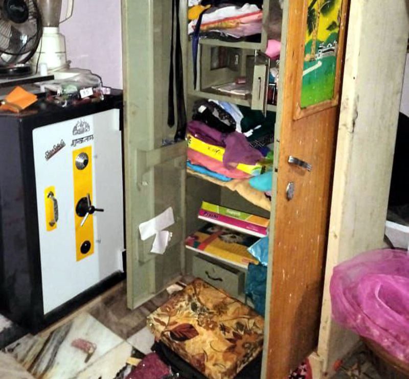 मकानों के बाहर से कुंडिय़ा लगाकर छह मकानों में की चोरियां