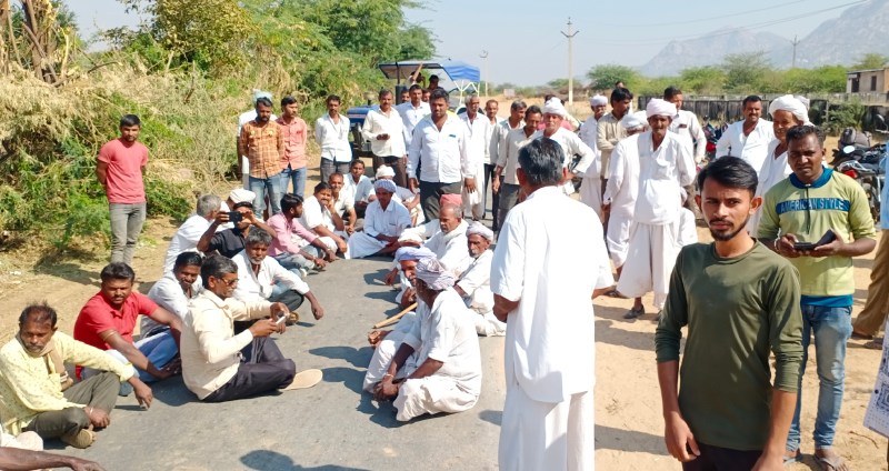 दिन में थ्री फेज बिजली देने की मांग को लेकर किसानों का चार घंटे तक चला विरोध प्रदर्शन, सहमति बनने पर माने किसान