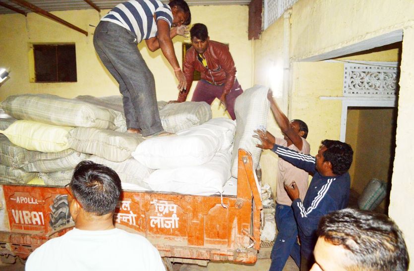 परिषद ने गोदाम का ताला तोड़ पकड़ा जखीरा