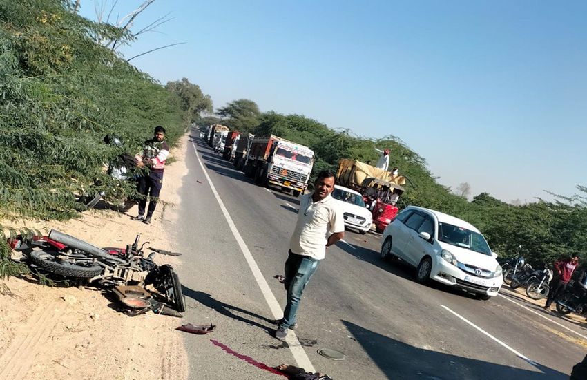ट्रैक्टर-ट्रॉली व मोटरसाइकिल की भिड़न्त, दो भाइयों समेत तीन की मौत