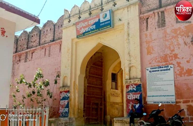 थाने में हंगामा, उप निरीक्षक से दुर्व्यवहार, तोड़ा लेपटॉप, फाइलें फेंकी