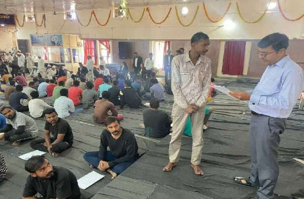 सेंट्रल जेल में बंद कैदियों ने मांगा अपना हक, तस्वीरों में देखें कैसे सुना रहे अपना दर्द