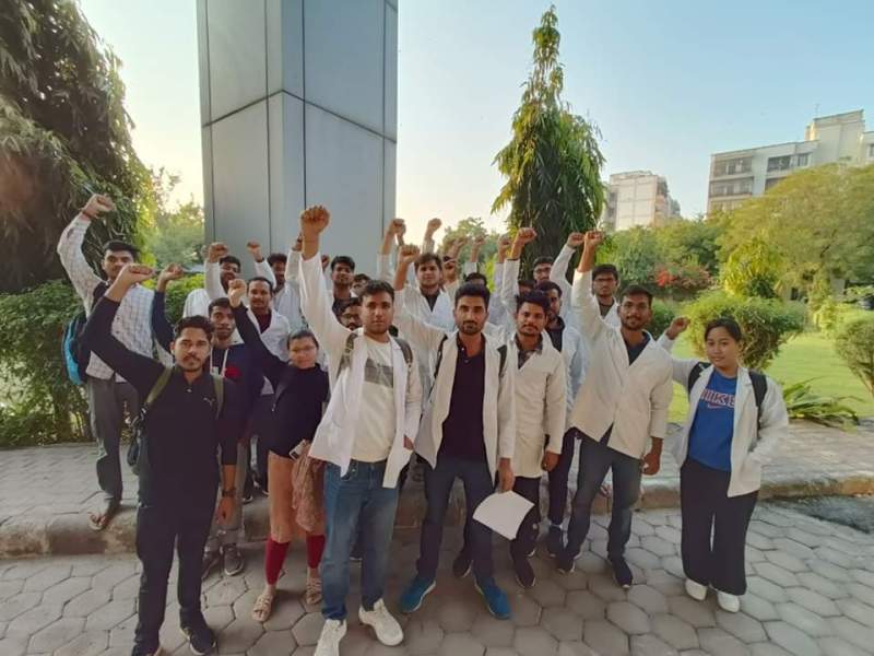 Thousands of medical students suffering from Corona, worried about the