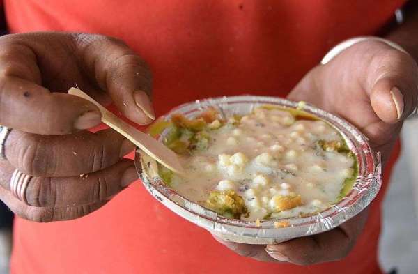 कचौरी लाल मीठी चटनी और हरी तीखी चटनी के साथ ऊपर से दही डालकर परोसी जाती है। 