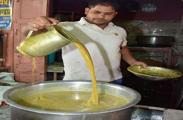 कचौरी के लिए गरमागरम चटनी तैयार करते हुए 