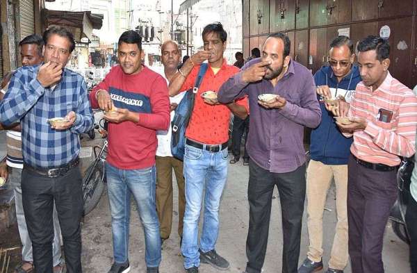 बदले मौसम में गर्म कचौरी का बाजार भी चढ़ रहा है। कई व्यापारियों के यहां कड़ाई में कचौरी पकते ही पल भर में समाप्त हो जाती है। कचौरियों को चटकारे लेकर खाते हुए। 