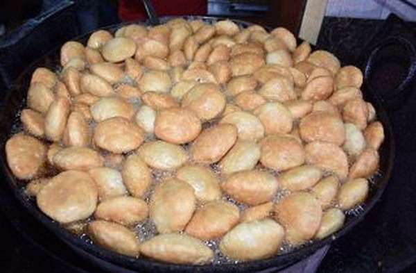 हर दुकान का अपना स्वाद, चटनी के साथ लोग लेते हैं चटखारे