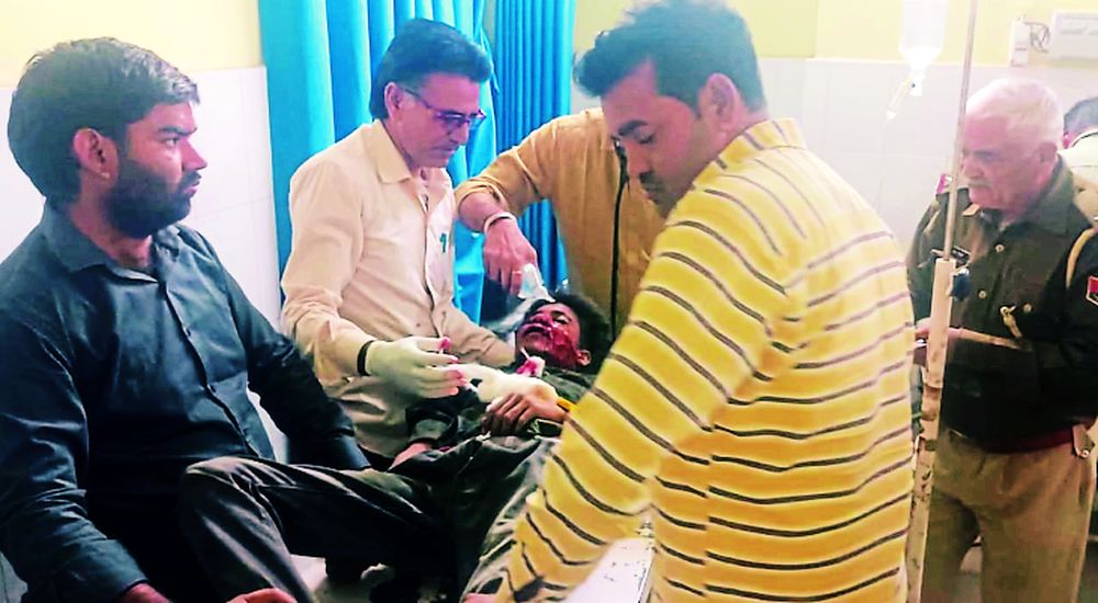 दो मोटरसाइकिल भिड़ी, एक की मौत व तीन घायल