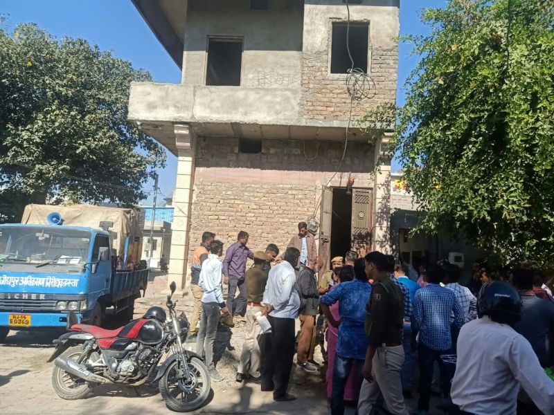 House siezed : मकान सीज किया तो मालिक ने पुत्री को अंदर भेजा, हंगामा