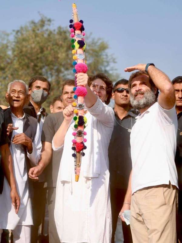 टंट्या भील की जन्मस्थली पहुंचे राहुल, हाथों में तीर कमान लेकर साधा निशाना