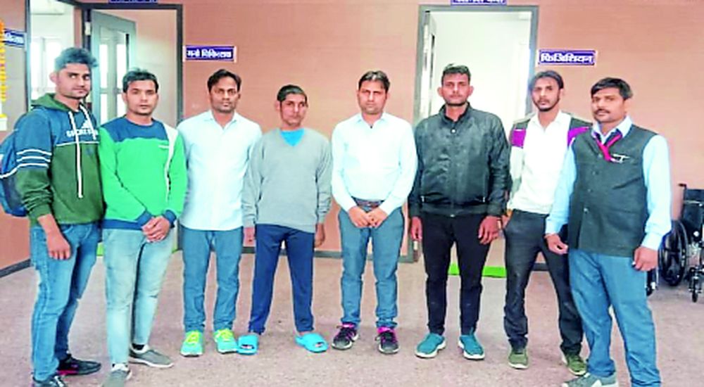 तेरह माह बाद बिछड़े भाई मिले, तो खुशी से छलके आंसू