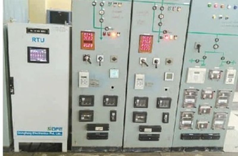 शिव. 132 केवी ग्रिड सब स्टेशन पर लोड प्रबंधन के लिए लगी मशीनें।