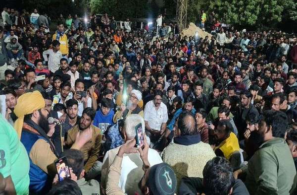 भीलवाड़ा के महात्मा गांधी चिकित्सालय के बाहर चल रहे धरने में शामिल वर्ग विशेष के लोगो को पुलिस प्रशासन के मध्य हुए समझौते की जानकारी देते शहर काजी