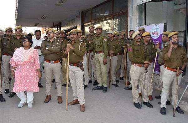 भीलवाड़ा के महात्मा गांधी चिकित्सालय के बाहर खड़ा पुलिस जाप्ता एवं उपस्थित उपखण्ड मजिस्ट्रेट डॉ. पूजा सक्सेना। 