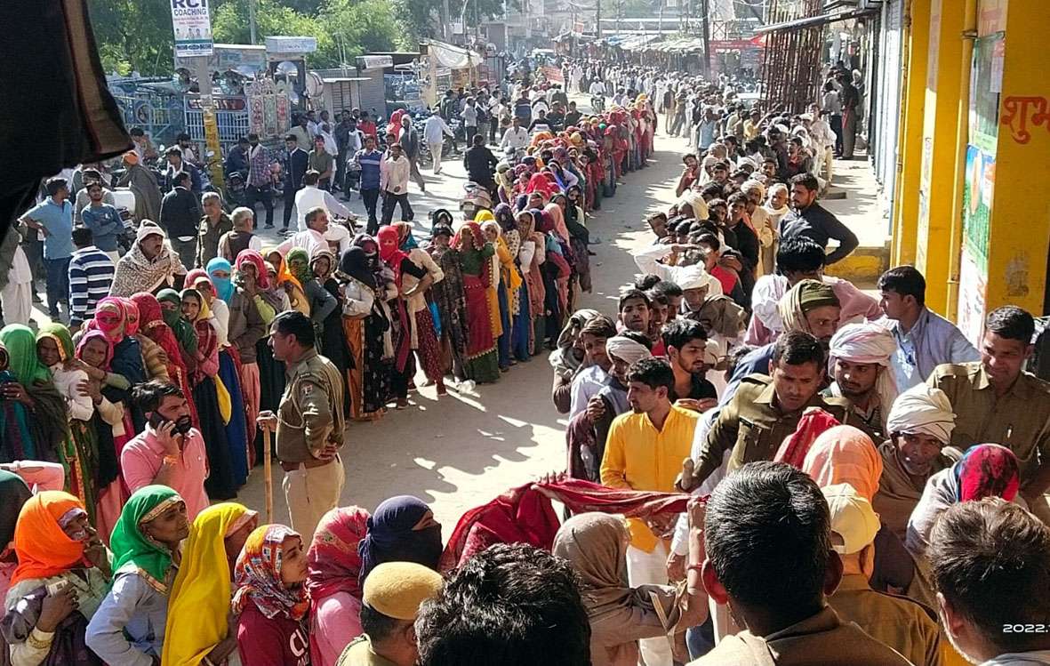 पुलिस थाना छोड़कर कर रही खाद की रखवाली, टोकन के लिए मारामारी