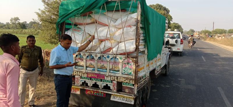 झाबुआ से सरदारपुर ला रहे थे यूरिया, रास्ते में एसडीएम ने पकड़ी गाड़ी