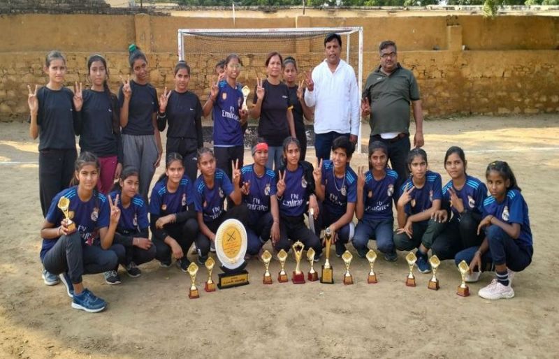 न खेल मैदान और न ही हॉकी, मजबूत इरादों से बेटियां बन गई चैम्पियन