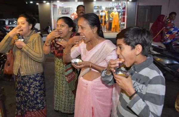 भीलवाड़ा शहर में एक ठेले वाले के यहा महिलाएं व बच्चे गोल गप्पे का आनन्द लेते हुए।