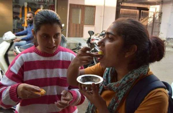 भीलवाड़ा शहर में एक ठेले वाले के यहा युवतिया गोल गप्पे का आनन्द लेती हुई।