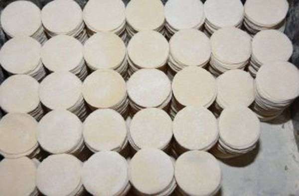 भीलवाड़ा के चन्द्र शेखर आजाद नगर में एक मशीन पर तैयार गोल गप्पे जो खाखरे की तरह लगते है। लेकिन कडाई में तैयार होने के बाद वह गोल गप्पे तैयार हो जाते है।