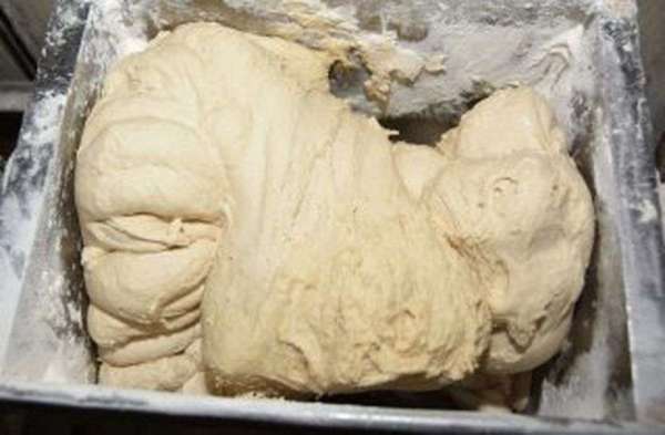 भीलवाड़ा के चन्द्रशेखर आजाद नगर में एक मशीन पर गोल गप्पे बनाने के लिए तैयार किया गया आटा, सूजी व मेदा का गोल