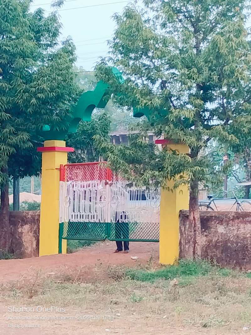 गांव में नहीं कोई मैदान, स्कूल मैदान में भी लगा ताला