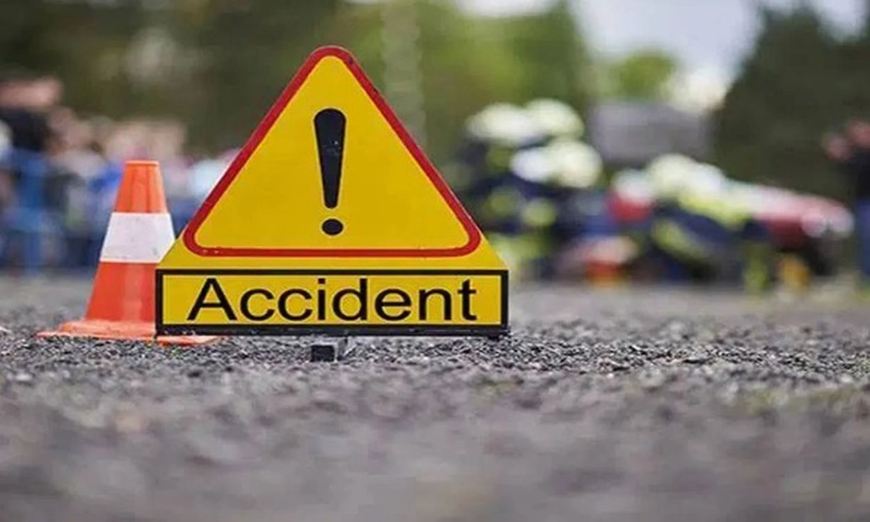 अनियंत्रित कार पलटी, महिला की मौत