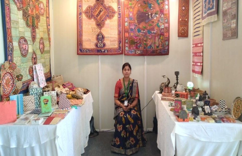 Women Artisans: पर्यावरण संरक्षण के रंग बिखेर रही हैं ग्रामीण भारत की महिला शिल्पकार, कागज की रद्दी व कॉटन वेस्ट को कर रही हैं रिसाइकल