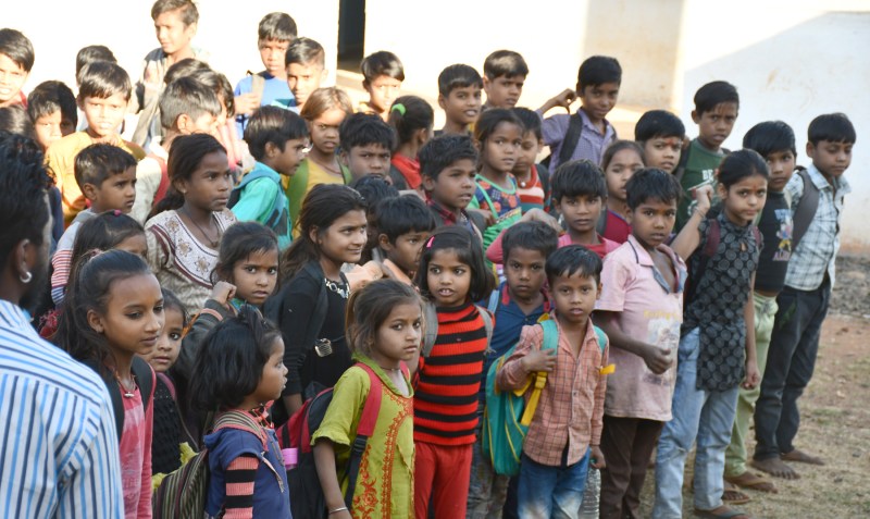 सरकारी पढ़ाई का दंश...विद्यार्थियों पर नहीं गणवेश, फटी हुई पुरानी पहनने को मजबूर