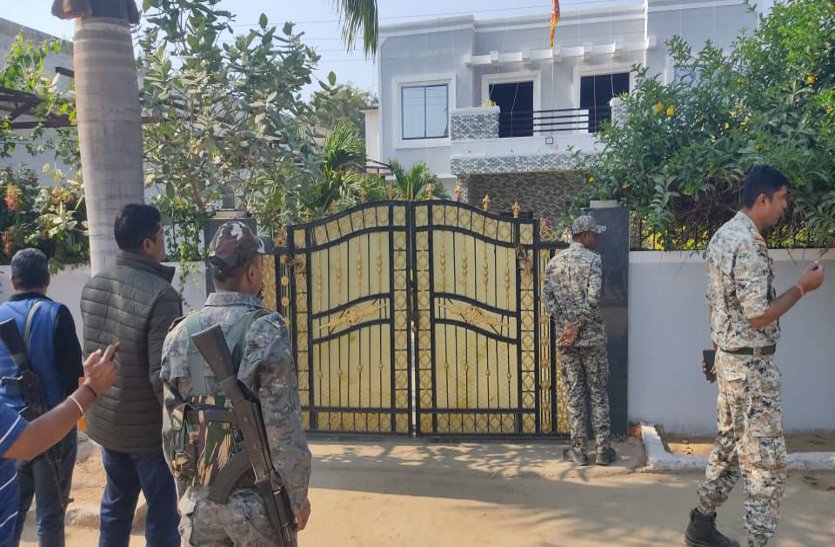 झारखंड पुलिस ने पूछताछ के लिए तीन आरोपियों के घर पहुंची, नहीं मिले तो  ब्रह्मानंद नेताम के पास जा रही थी, आधे रास्ते से लौटी