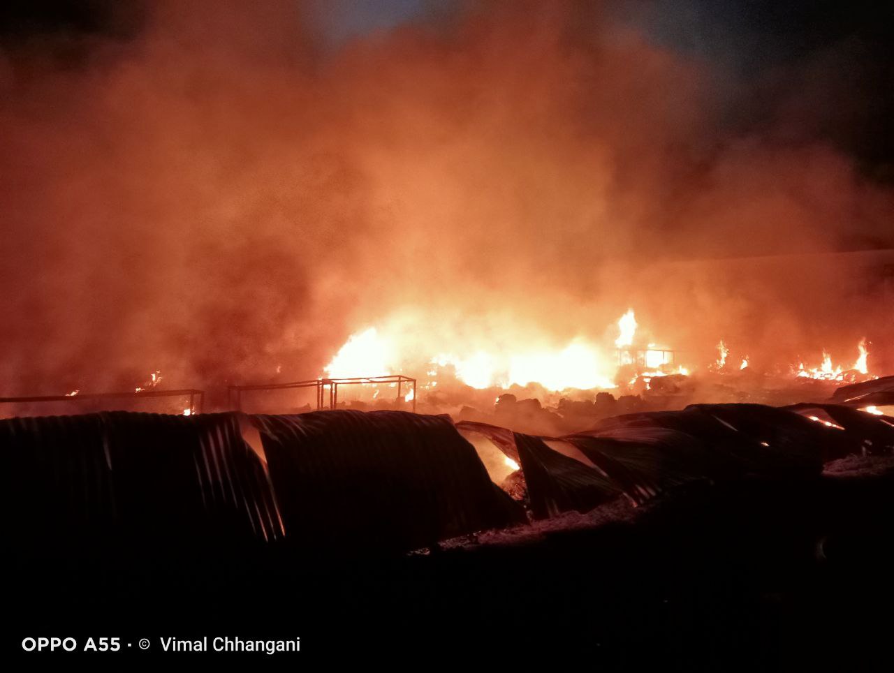 वूलन मार्केट में आग लगने से दुकानदार जिंदा जला, 50 दुकानें जलकर खाक, देखें वीडियो