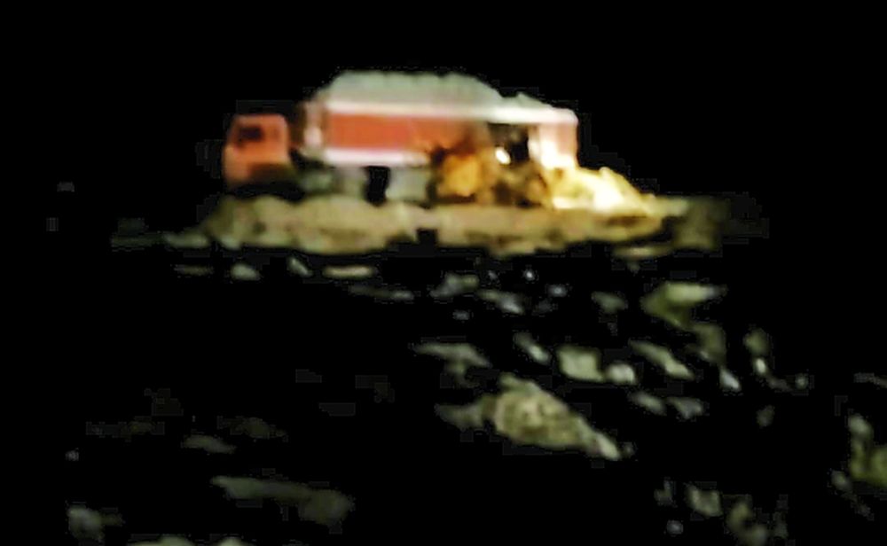 रात के अंधेरे में धड़ल्ले से चल रहा जिप्सम का अवैध खनन
