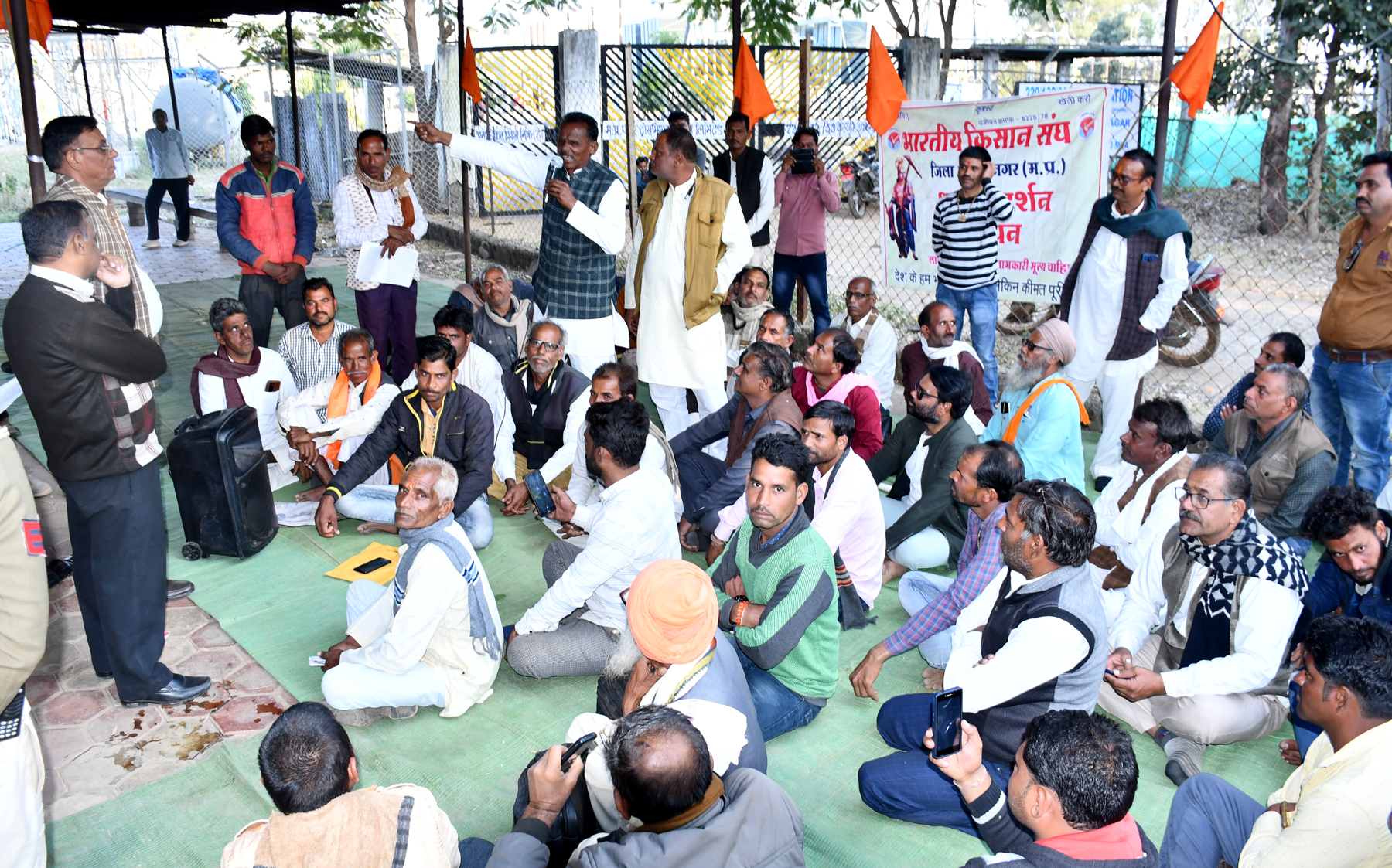 नाराज किसानों ने किया हंगामा