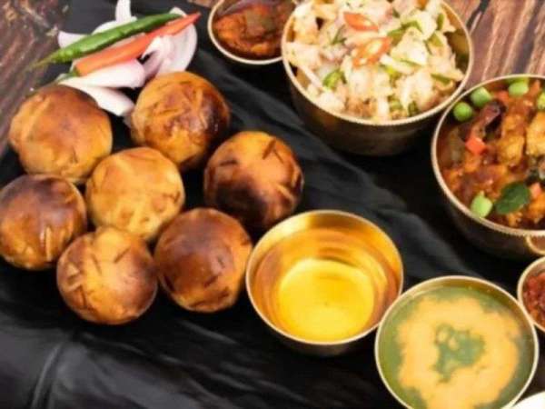 बाटी मिट्टी के ओवन में बेक की जाती हैं