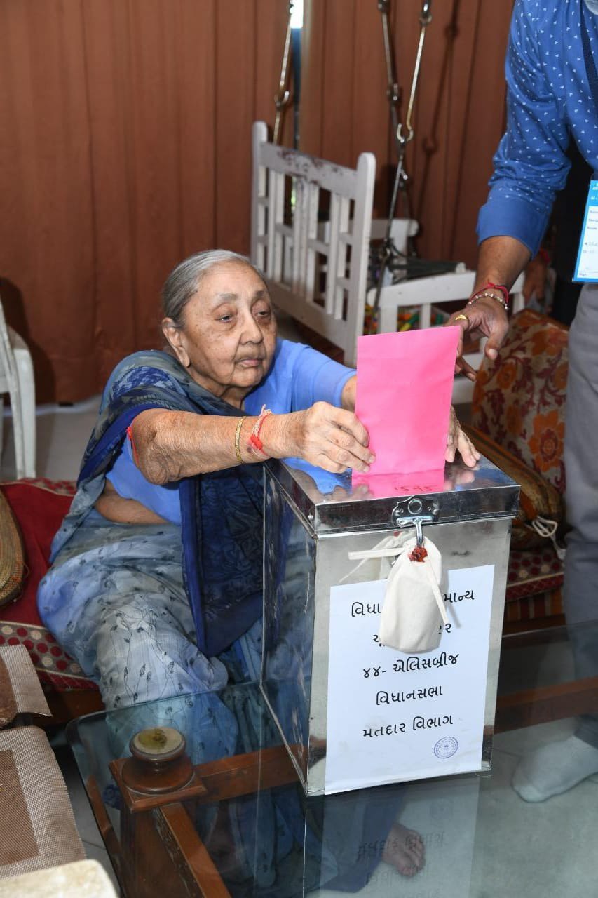 Gujarat Election 2022 : अहमदाबाद जिले में 2044 दिव्यांग एवं बुजुर्गों ने किया मतदान