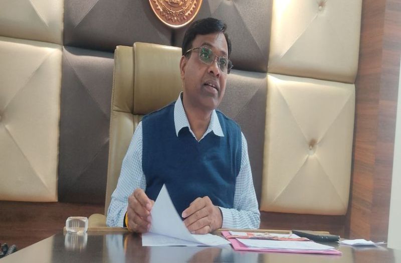 Watch VIDEO: Ratlam Collector removed the officer from the post