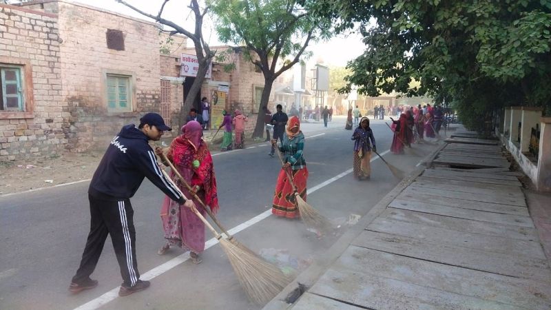 बाड़मेर कलक्टर ने कलक्ट्रेट परिसर में निकाला झाड़ू, स्वच्छता को अपनाने का आह्वान