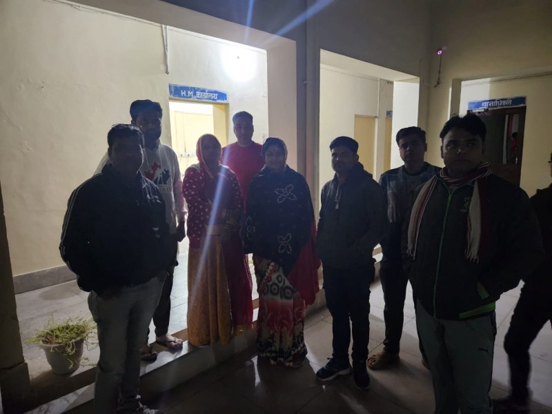 सदर थाने में पहुंचे पीडि़त व मोहल्ले के लोग।