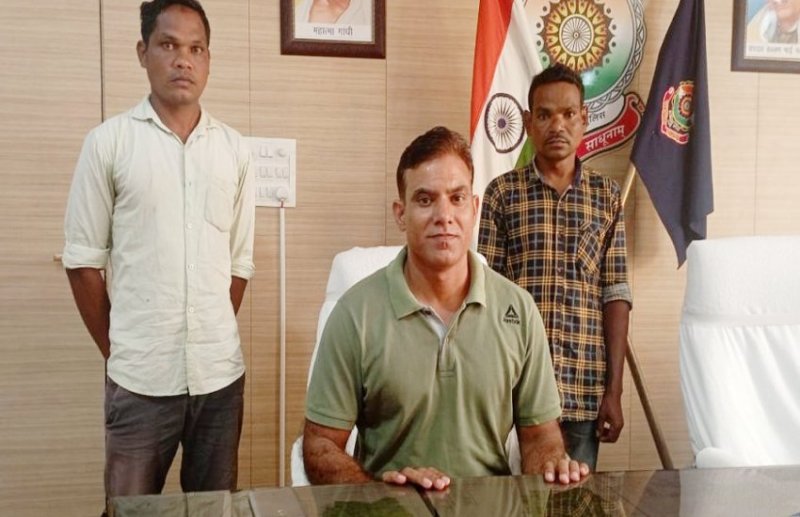 बड़ी खबर: नक्सलियों की नसबंदी करने वाले डॉक्टर ने किया सरेंडर, एसपी सुनील शर्मा के सामने डाले हथियार
