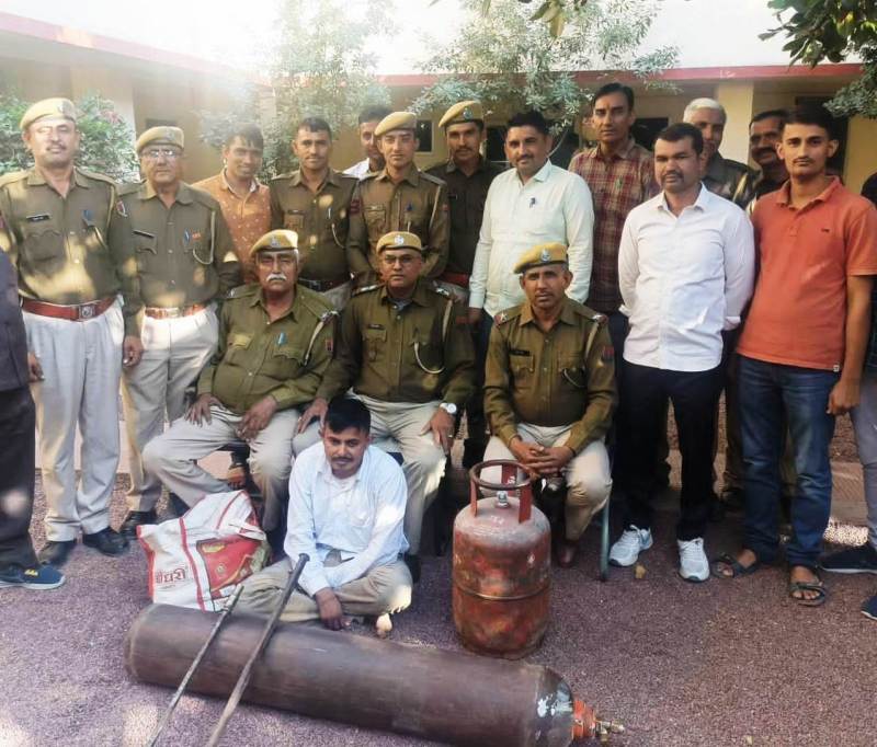 लूट की बड़ी वारदात को अंजाम देते आए थे आरोपी, पुलिस की सतर्कता से धरदबोचा