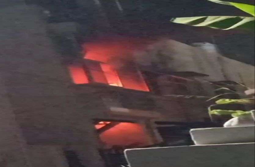 दीपक गिरने से लगी आग कमरे में फैली