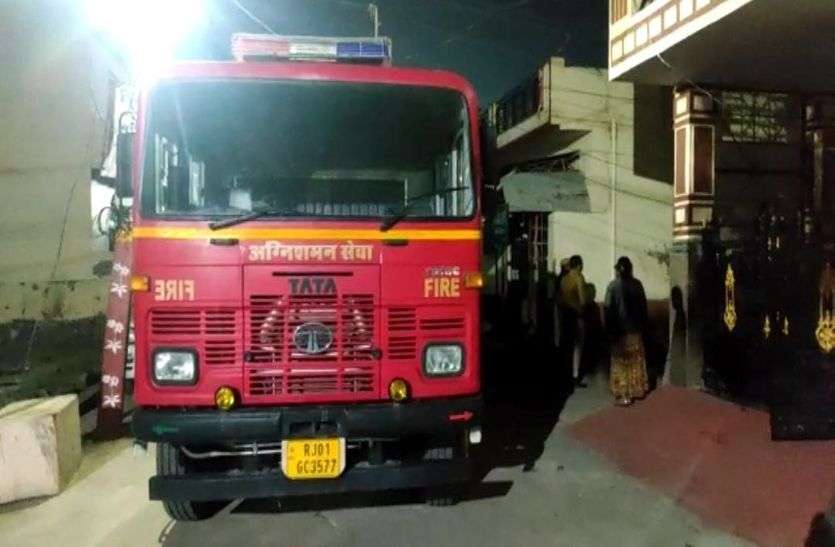 दीपक गिरने से लगी आग कमरे में फैली