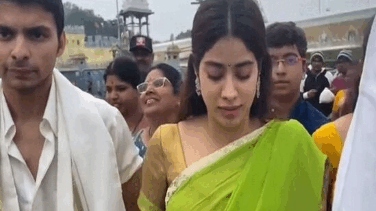janhvi_kapoor_visit_tirumala_temple.gif