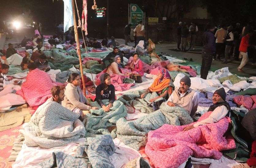 अनशनकारी पटवारी खुले में बिता रहे सर्द रात