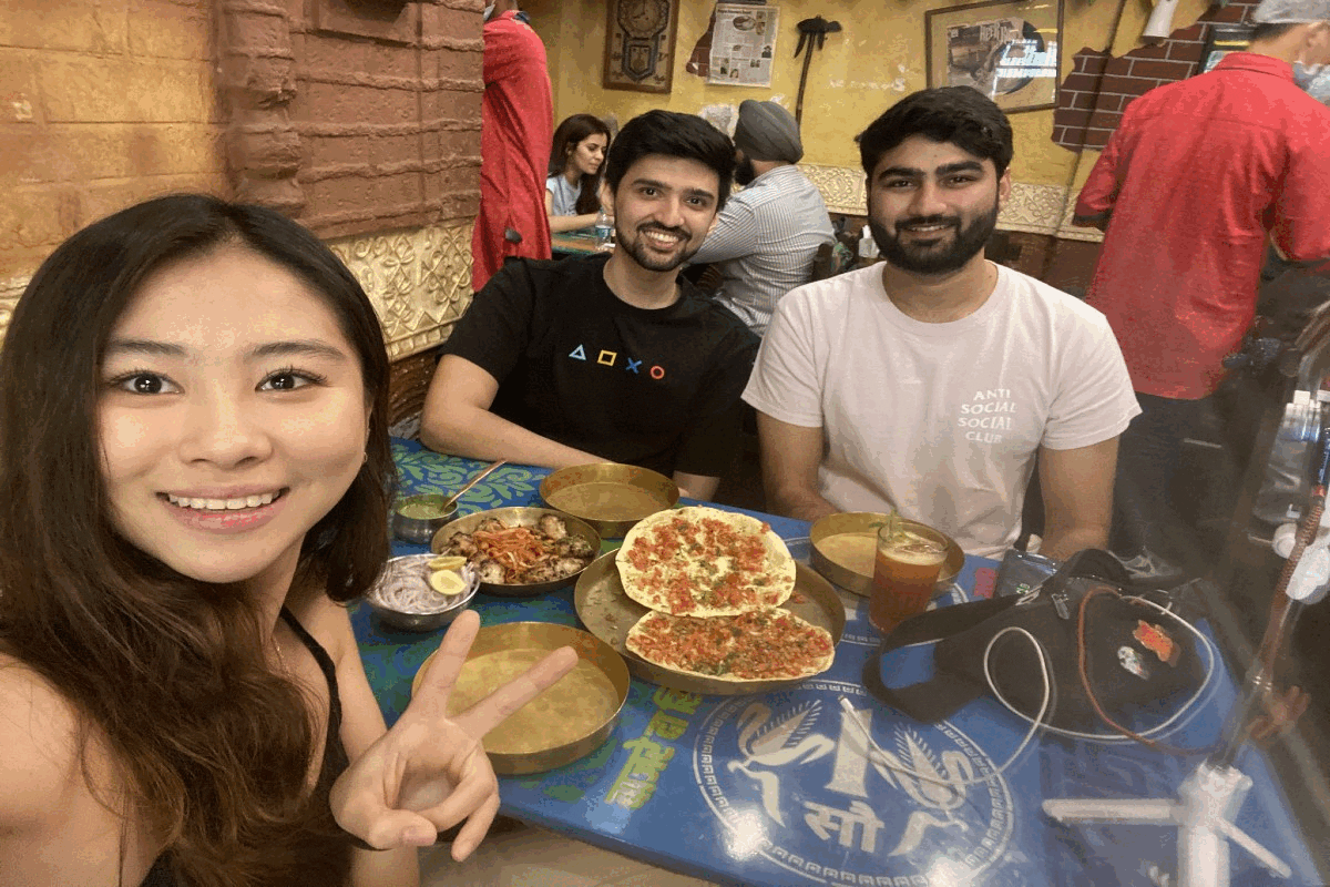 south-korean-youtuber-s-lunch-with-indian-heroes-who-saved-her.gif