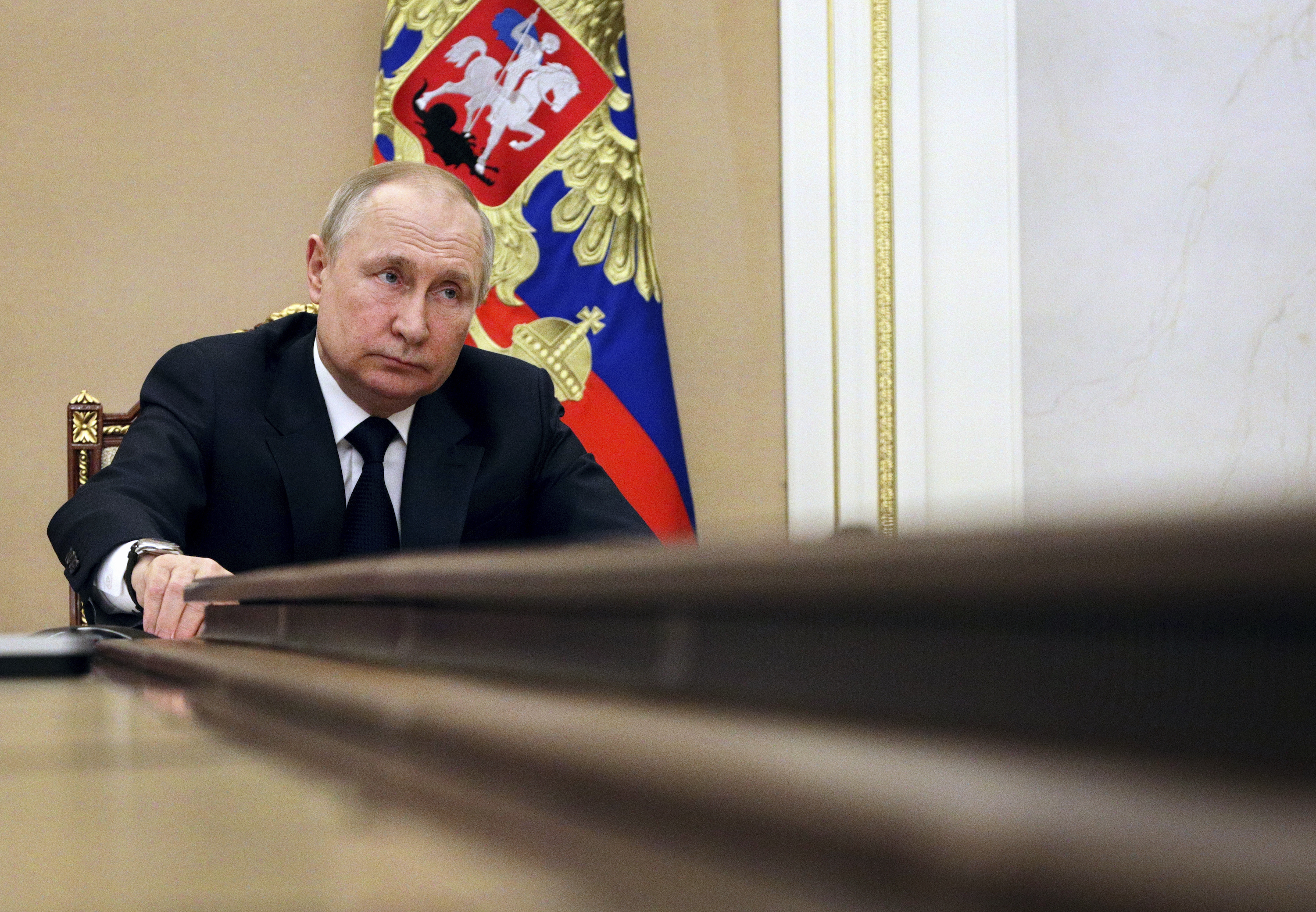 Putin health नया दावा: सात सीढ़ियां फिसल कर गिरे रूसी राष्ट्रपति पुतिन, स्वास्थ्य पर फिर अटकलें