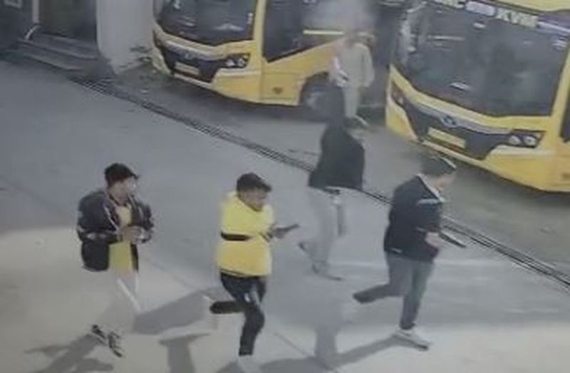 LIVE VIDEO: गैंगस्टर राजू ठेठ की दनादन गोली मारकर हत्या, हॉस्टल में बच्चे से मिलने आया पिता की भी चपेट में आने से मौत