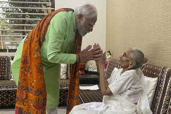 gujarat-election-before-the-second-phase-of-voting-pm-modi-took-the-blessings-of-his-mother-view-photos-3.jpg