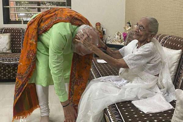 gujarat-election-before-the-second-phase-of-voting-pm-modi-took-the-blessings-of-his-mother-view-photos1.jpg
