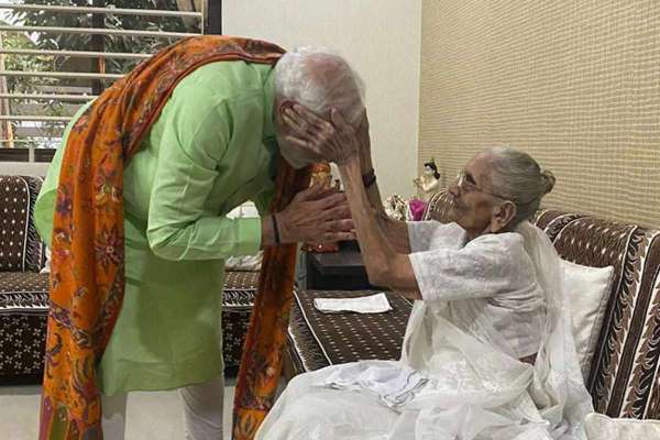 gujarat-election-before-the-second-phase-of-voting-pm-modi-took-the-blessings-of-his-mother-view-photos2.jpg